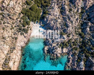 Blick auf die Küste von Cala Coticcio, einem der schönsten Strände der Welt, Insel La Maddalena, Sardinien Stockfoto