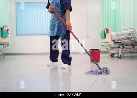 Weiblicher, geordneter Wischhospital, Stationsboden Stockfoto