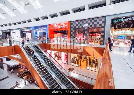 26. November 2019, VAE, Dubai: Inneneinrichtung der berühmten Dubai Mall mit Geschäften und Verkaufsstellen Stockfoto