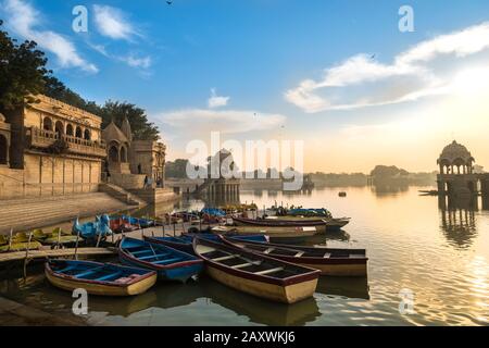 Frühmorgend-Szene am Gadisar-See, Jaisalmer, Rajasthan, Indien Stockfoto