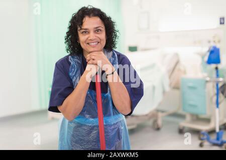 Portrait lächelnd, selbstbewusst Frauen ordentlich Reinigung Krankenhaus Station Stockfoto