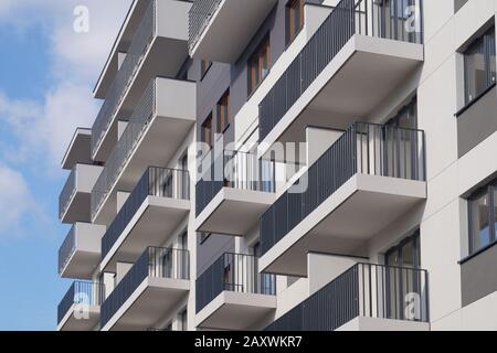 Ein neu errichtetes Mehrfamilien-Wohnhaus. Vorstadt. Stockfoto