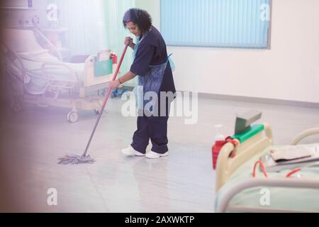 Weiblicher, geordneter Wischhospital, Stationsboden Stockfoto