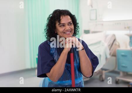 Lächelnde Frauen, ordentlich Reinigung Krankenhaus Station Stockfoto