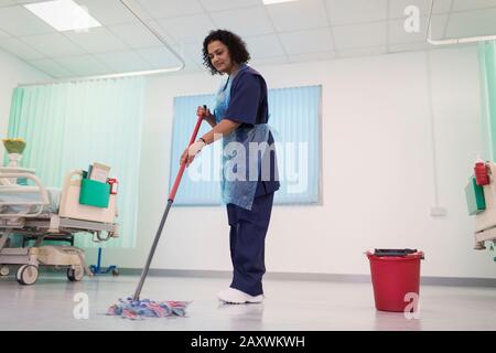 Weiblicher, geordneter Wischhospital, Stationsboden Stockfoto