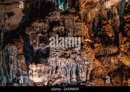 UTAs de Cacahuamilpa Caverns in Guerrero, Mexiko, eines der größten Höhlensysteme der Welt, das aus Tausenden von Stalaktiten und Stalagmilben besteht. Stockfoto