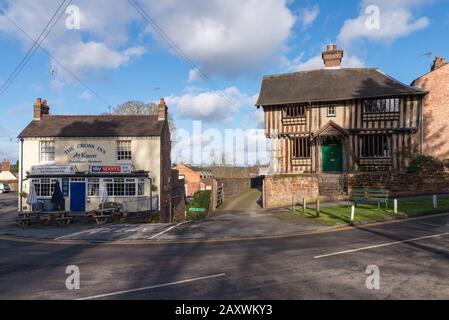 Das Old Grammar School House, das 1511 neben dem Cross Inn Pub in Kinver, South Staffordshire, erbaut wurde Stockfoto