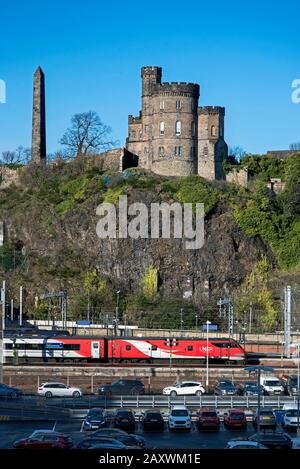 Blick über die Waverley Station zum Calton Hill, Edinburgh, Schottland, Großbritannien. Stockfoto