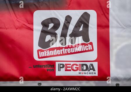 München, Bayern, Deutschland. Februar 2020. Pegida Muenchen, angeführt vom föderal überwachten Terrorismus, verdächtigt Heinz Meyer, zusammen mit dem neonazi-stadtrat Karl Richter, der die BIA-Front für die npd-Partei neonazi nutzt, hielt im Rahmen ihres Wahlkampfs für Bürgermeister und Stadtrat eine weitere Informationsveranstaltung an der gehobenen Sendlinger Straße Münchens ab. Credit: Sachelle Babbar/ZUMA Wire/Alamy Live News Stockfoto