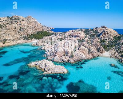 Blick auf die Küste von Cala Coticcio, einem der schönsten Strände der Welt, Insel La Maddalena, Sardinien Stockfoto