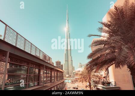 Die unglaubliche Architektur des höchsten Wolkenkratzers der Welt - die Hauptattraktion Dubais - Burj Khalifa. Reisen Sie in die Arabischen Emirate Stockfoto