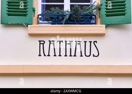 Heidelberg, Deutschland - Februar 2020: Deutsches Rathausschild im Stadtteil Rohrbach der Stadt Heidelberg Stockfoto