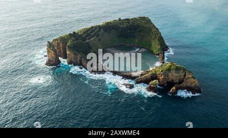 Drohnenansicht auf Islet von Vila Franca do Campo auf der Insel San Miguel, Azoren, Portugal. Stockfoto