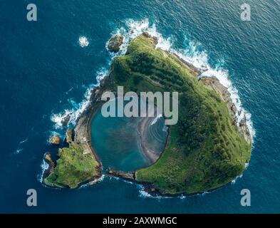 Drohnenansicht auf Islet von Vila Franca do Campo auf der Insel San Miguel, Azoren, Portugal. Stockfoto