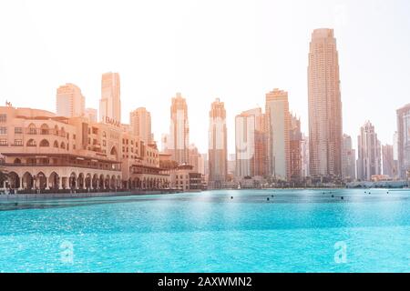 26. November 2019, VAE, Dubai: Souk Al Bahar Gebäude und Wolkenkratzer mit blauem Pool im Vordergrund Stockfoto