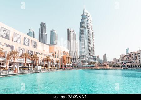 26. November 2019, VAE, Dubai: Touristen, die auf dem Platz zwischen Dubai Mall und Address Hotel Buidling laufen Stockfoto