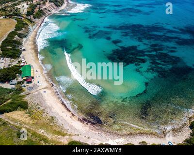 BLICK AUF DEN SCHÖNEN STRAND VON POGLINA, AUCH HOPE BEACH, SARDINIEN, ALGHERO GENANNT Stockfoto