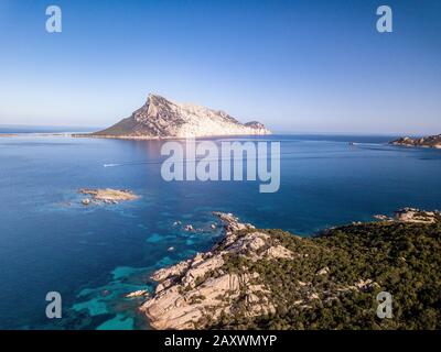 Wunderbarer Blick auf Tavolara von Cala Girgolu aus, Nordsardinien Stockfoto