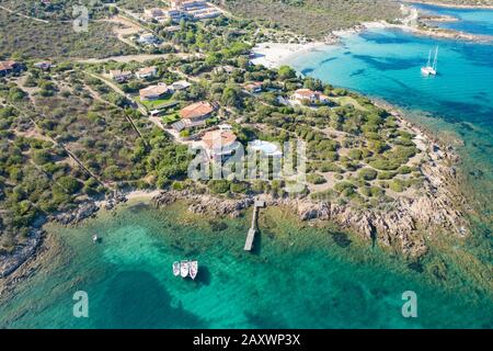 Beeindruckender Luftblick auf die Küste von sos aranzos in gallura sardegna Stockfoto