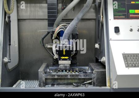 Fräsmaschine. Fräsmaschine, die Titan Zahnimplantate fräst. Gesamtplan Stockfoto