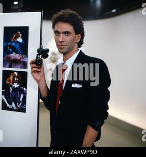 Hugo Egon Balder, deutscher Moderator, Produzent, Sänger und Schausteller, hier als Moderator der ZDF 'Rück Show', Deutschland 1985. Stockfoto