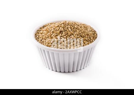 Goldene Flachssamen in weißer Schüssel isoliert auf weißem Grund Stockfoto