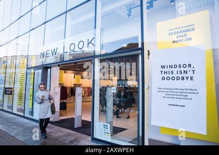 Windsor, Großbritannien. Februar 2020. Ein New Look Store in Windsor Yards, einem Einkaufsviertel im Herzen der historischen Stadt, zeigt Hinweise zum Schließen. Ein nahe gelegenes Topshop-Geschäft ist ebenfalls für die Schließung vorgesehen und Timberland- und Lakeland-Geschäfte sind seit dem neuen Jahr in Windsor Yards geschlossen. Die Sperrungen deuten auf schwierige Handelsbedingungen für den Straßenverkauf hin. Credit: Mark Kerrison/Alamy Live News Stockfoto