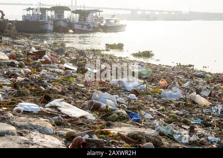 Ganges Wasserverschmutzung Verschmutzte heilige Ganga mit menschlichen Abfällen, industriellen Überresten, häuslichen Abwässern und religiösen Ritualen aus Städten stellt drei dar Stockfoto