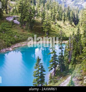 Luftaufnahme des türkisfarbenen Alpensees. Stockfoto