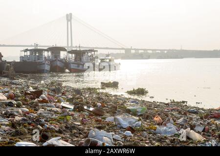 Ganges Wasserverschmutzung Verschmutzte heilige Ganga mit menschlichen Abfällen, industriellen Überresten, häuslichen Abwässern und religiösen Ritualen aus Städten stellt drei dar Stockfoto