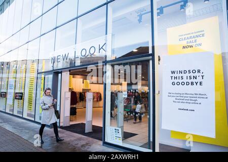 Windsor, Großbritannien. Februar 2020. Ein New Look Store in Windsor Yards, einem Einkaufsviertel im Herzen der historischen Stadt, zeigt Hinweise zum Schließen. Ein nahe gelegenes Topshop-Geschäft ist ebenfalls für die Schließung vorgesehen und Timberland- und Lakeland-Geschäfte sind seit dem neuen Jahr in Windsor Yards geschlossen. Die Sperrungen deuten auf schwierige Handelsbedingungen für den Straßenverkauf hin. Credit: Mark Kerrison/Alamy Live News Stockfoto