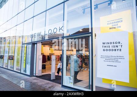 Windsor, Großbritannien. Februar 2020. Ein New Look Store in Windsor Yards, einem Einkaufsviertel im Herzen der historischen Stadt, zeigt Hinweise zum Schließen. Ein nahe gelegenes Topshop-Geschäft ist ebenfalls für die Schließung vorgesehen und Timberland- und Lakeland-Geschäfte sind seit dem neuen Jahr in Windsor Yards geschlossen. Die Sperrungen deuten auf schwierige Handelsbedingungen für den Straßenverkauf hin. Credit: Mark Kerrison/Alamy Live News Stockfoto