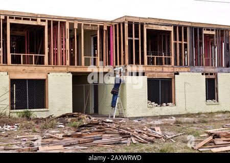 Wiederaufbau nach Hurrikan Harvey 2017, Mehrfamilienkomplex, Texas. Stockfoto