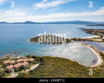 EIN LUFTBILD ZUM STRAND VON BADOS IN COSTA SMERALDA Stockfoto