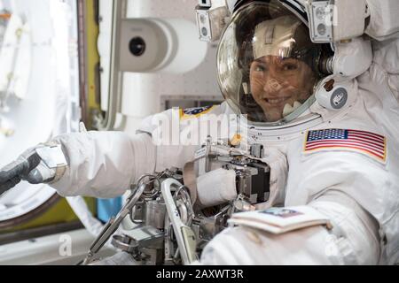 ISS - 6. Oktober 2019 - die NASA-Astronautin Christina Koch ist in einem US-amerikanischen Raumaufzug vor Beginn eines sieben Stunden- und eines minuziösen Raumausflugs zum Upgrade der TH geeignet Stockfoto