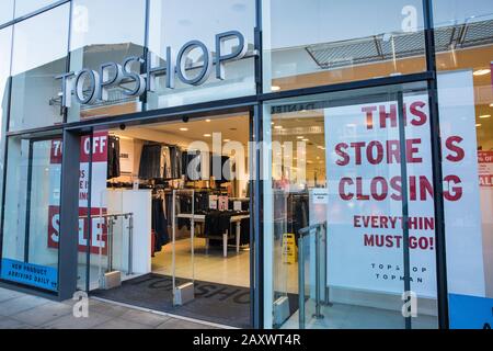 Windsor, Großbritannien. Februar 2020. Ein Topshop-Laden in Windsor Yards, einem Einkaufsviertel im Herzen der historischen Stadt, zeigt Hinweise zum Schließen. Ein nahe gelegener New Look Store ist ebenfalls für die Schließung vorgesehen und Timberland und Lakeland Stores sind seit dem neuen Jahr in Windsor Yards geschlossen. Die Sperrungen deuten auf schwierige Handelsbedingungen für den Straßenverkauf hin. Credit: Mark Kerrison/Alamy Live News Stockfoto