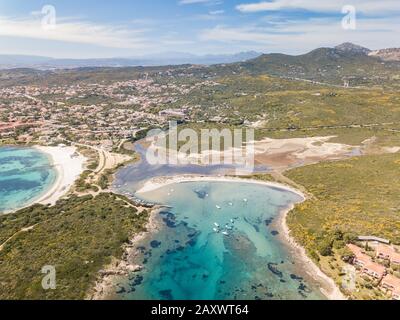 EIN LUFTBILD ZUM STRAND VON BADOS IN COSTA SMERALDA Stockfoto