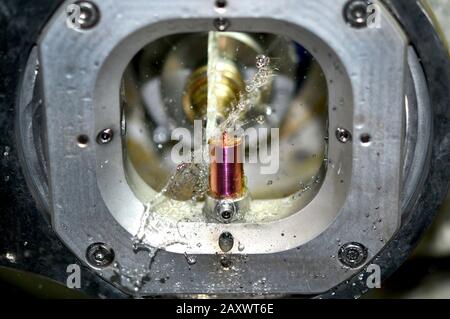 Nahaufnahme des Fräsabutments. Schneiden und Fräsen der Kronenbasis des Titan-Widerrist für das Zahnimplantat. Moderne Technologie Cad Cam Stockfoto