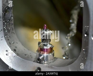 Nahaufnahme des Fräsabutments. Schneiden und Fräsen der Kronenbasis des Titan-Widerrist für das Zahnimplantat. Moderne Technologie Cad Cam Stockfoto