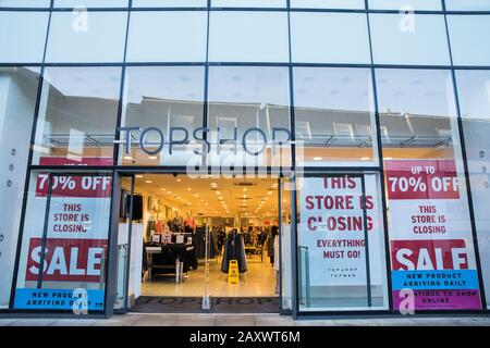 Windsor, Großbritannien. Februar 2020. Ein Topshop-Laden in Windsor Yards, einem Einkaufsviertel im Herzen der historischen Stadt, zeigt Hinweise zum Schließen. Ein nahe gelegener New Look Store ist ebenfalls für die Schließung vorgesehen und Timberland und Lakeland Stores sind seit dem neuen Jahr in Windsor Yards geschlossen. Die Sperrungen deuten auf schwierige Handelsbedingungen für den Straßenverkauf hin. Credit: Mark Kerrison/Alamy Live News Stockfoto