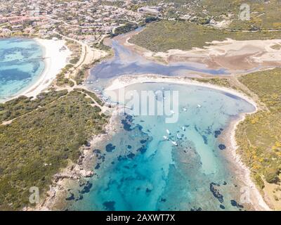 EIN LUFTBILD ZUM STRAND VON BADOS IN COSTA SMERALDA Stockfoto