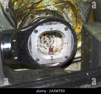 Nahaufnahme des Fräsabutments. Schneiden und Fräsen der Kronenbasis des Titan-Widerrist für das Zahnimplantat. Moderne Technologie Cad Cam Stockfoto