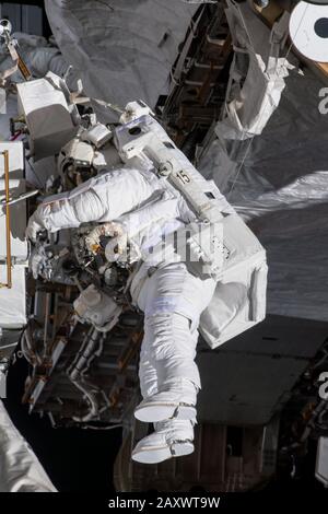 ISS - 11. Oktober 2019 - die NASA-Astronautin Christina Koch arbeitet in der Nähe des Trussegments Port 6 der Internationalen Raumstation, um alte zu ersetzen Stockfoto