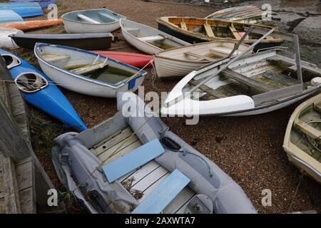 Woodbridge, Suffolk, Großbritannien - 13. Februar 2020: Boote und Schlauchboote am Fluss Deben. Stockfoto