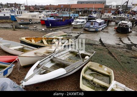 Woodbridge, Suffolk, Großbritannien - 13. Februar 2020: Boote und Schlauchboote am Fluss Deben. Stockfoto