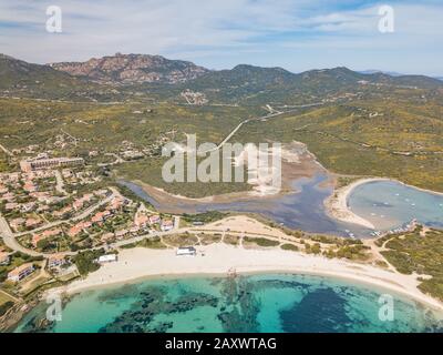 EIN LUFTBILD ZUM STRAND VON BADOS IN COSTA SMERALDA Stockfoto