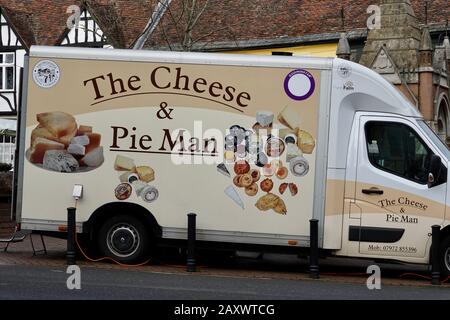 Woodbridge, Suffolk, Großbritannien - 13. Februar 2020: Käse- und Pie Man-van auf Market Hill geparkt. Stockfoto