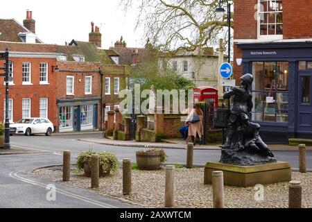 Woodbridge, Suffolk, Großbritannien - 13. Februar 2020: Drummer Boy Statue and Umarum, Market Hill. Stockfoto