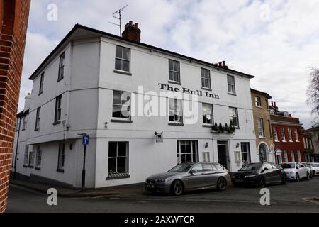 Woodbridge, Suffolk, Großbritannien - 13. Februar 2020: The Bull Inn, Market Hill. Stockfoto