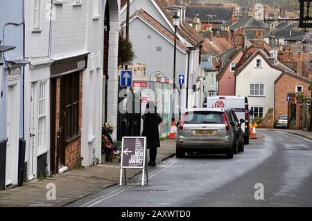 Woodbridge, Suffolk, Großbritannien - 13. Februar 2020: Häuser und Autos in der New Street. Stockfoto